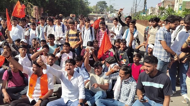 कोचिंग जोन में मारपीट व फायरिंग के विरोध में किया प्रदर्शन, धरने पर बैठे छात्र