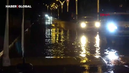 Van'da çöp yığınları kanalı kapattı, mahalleyi su bastı