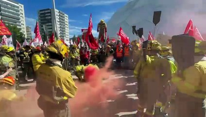 Manifestación de los bomberos forestales en Valladolid