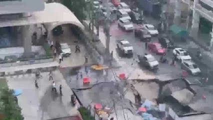 Las terroríficas imágenes del cráter y hundimiento de una carretera de Bangkok
