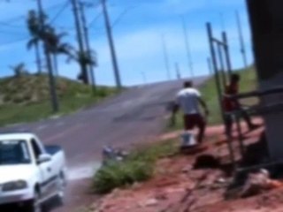 “Era brincadeira” diz homem filmado dando pauladas no cunhado em Umuarama