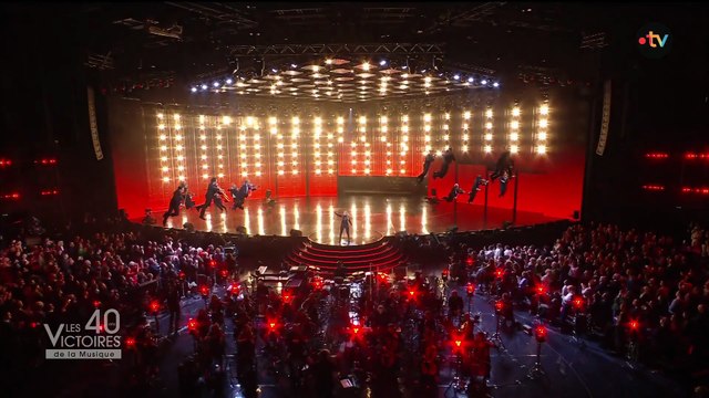 Santa chante Recommence-moi aux Victoires de la Musique 2025