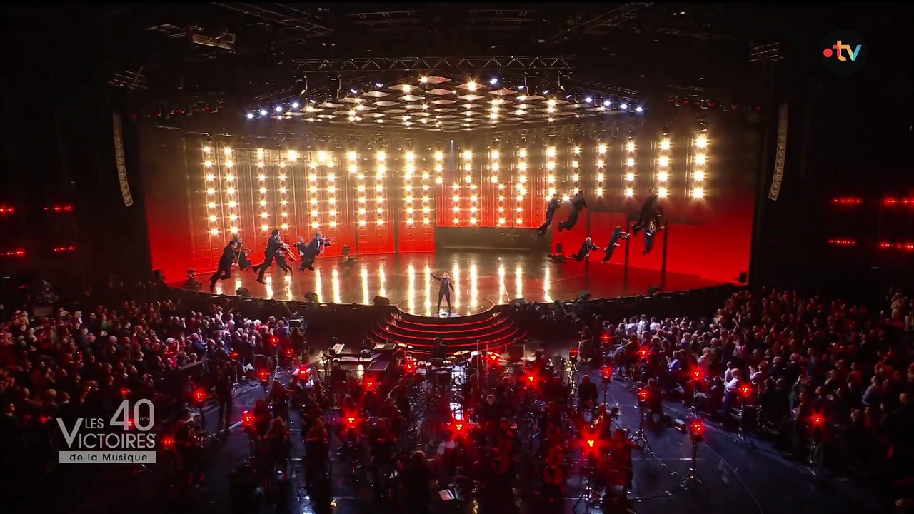 Santa chante "Recommence-moi" aux Victoires de la Musique 2025