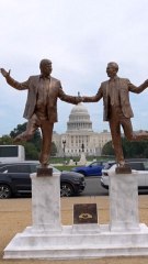 Una estatua de Trump y Epstein en el Capitolio de EE UU