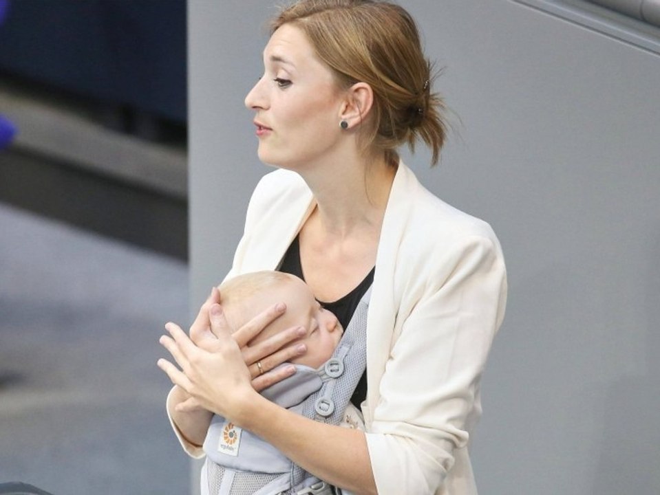 Baby im Bundestag: Hanna Steinmüller spricht mit Kind am Rednerpult