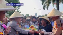 Demo Hari Tani Nasional, Polisi Berikan Tumpeng ke Petani