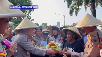 Demo Hari Tani Nasional, Polisi Berikan Tumpeng ke Petani