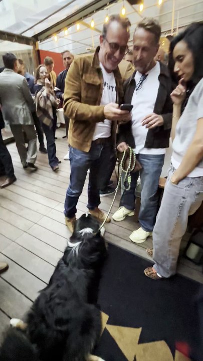 Vidéos - Jean Dujardin et Philippe Caverivière au vernissage de l'exposition "La boxe fait son cinéma" du photographe Frédéric Andrieu à l'hôtel Brach Paris, France, le 23 septembre 2025© Denis Guignebourg / Bestimage