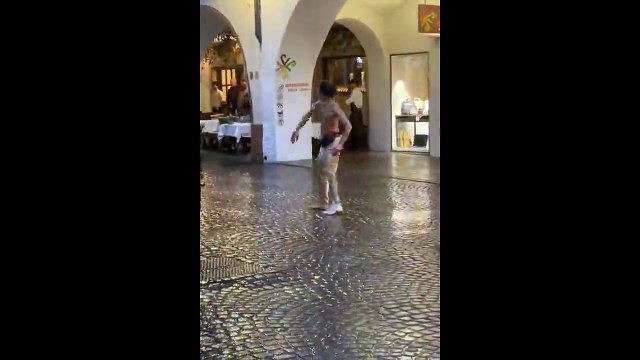 Scompiglio a Bolzano: uomo circola a torso nudo e insanguinato in centro storico