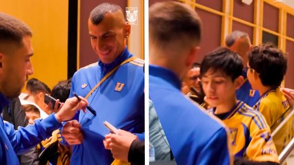Tigres consiente a su afición firmando camisetas antes del duelo ante Atlas