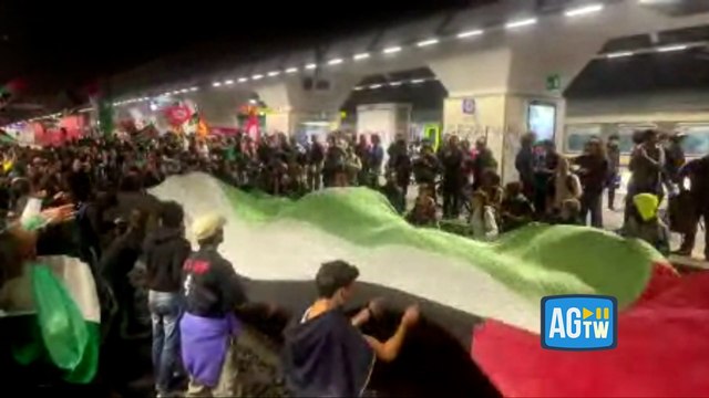 A Torino manifestanti sui binari a Porta Susa: il presidio in sostegno della Global Sumud Flotilla blocca la stazione