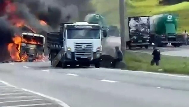 Motociclista morre carbonizado em grave acidente envolvendo dois caminhões na BR-116; veja vídeo