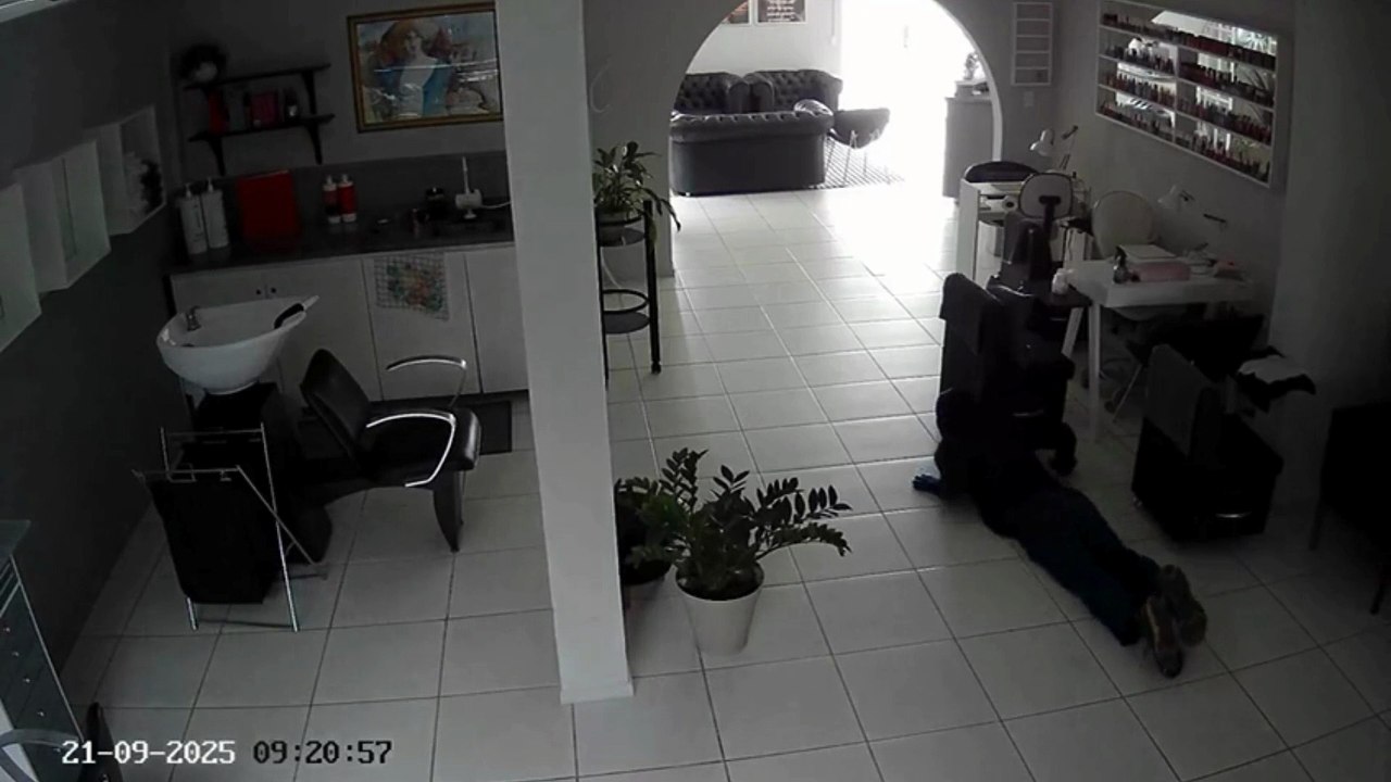 Entre óculos e café, ladrão "ninja" deu prejuízo de R$ 7 mil à salão furtado em Florianópolis