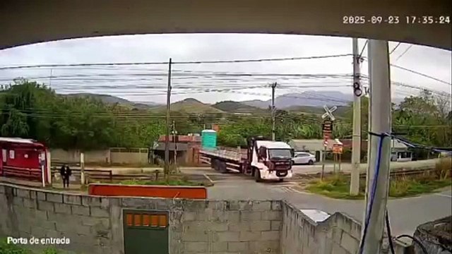 Caminhão é atingido por trem no Rio Grande do Sul