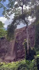 VIDÉO. Un tractopelle surpris en train de déverser des gravats dans une rivière