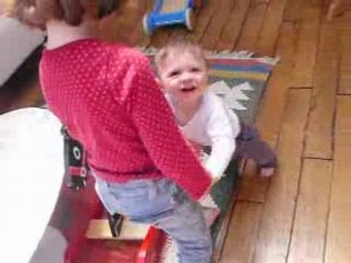 Inès et Augustin marchent ensemble