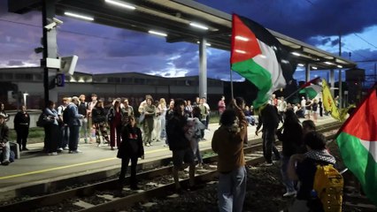 Pisa, attivisti Pro Pal bloccano la ferrovia