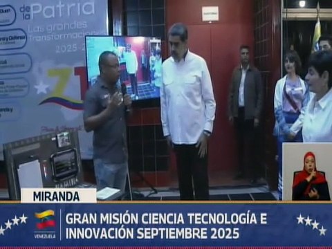 Jefe de Estado inspecciona los kits de ciencia y tecnología que serán distribuidos en las escuelas y liceos