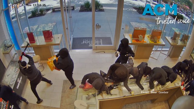 20 people allegedly storm jewellery store in dramatic robbery