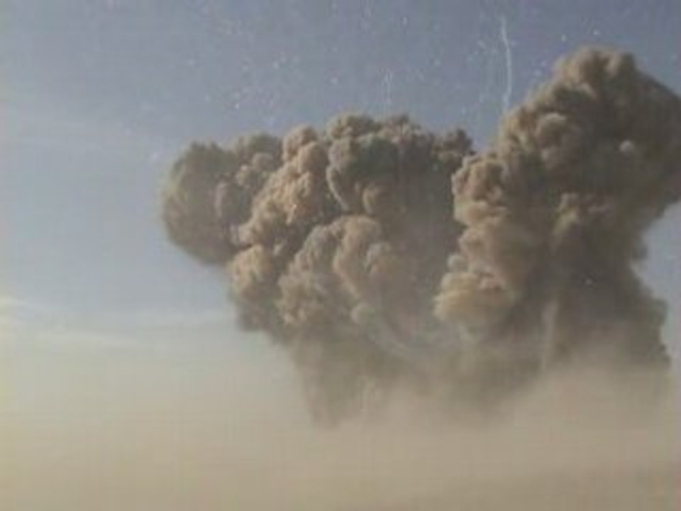 100 tonnes d'explosif dans le désert