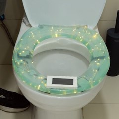 Les toilettes qui se transforment en pèse-personne - Intelligent ou étrange ? 🚽💡