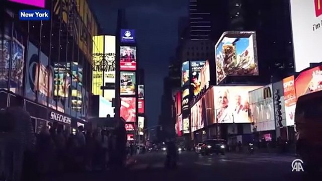 Cumhurbaşkanı Erdoğan'ın ''Daha Adil Bir Dünya Mümkün'' sözü Times Meydanı'ndaki led ekranlarda yansıtıldı