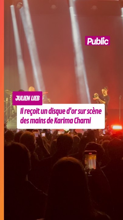 Julien Lieb reçoit son premier disque d'or des mains de Karima Charni durant son concert hier soir à la Cigale