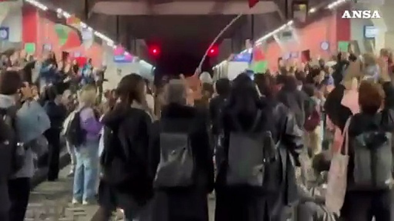 Torino, corteo pro-Palestina blocca i binari di Porta Susa