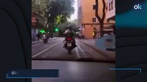 Graban a un motorista circulando por Palma con un niño sin casco