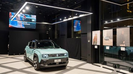 Renault 4 protagonista di una mostra alla Milano Fashion Week: "È un simbolo di libertà"