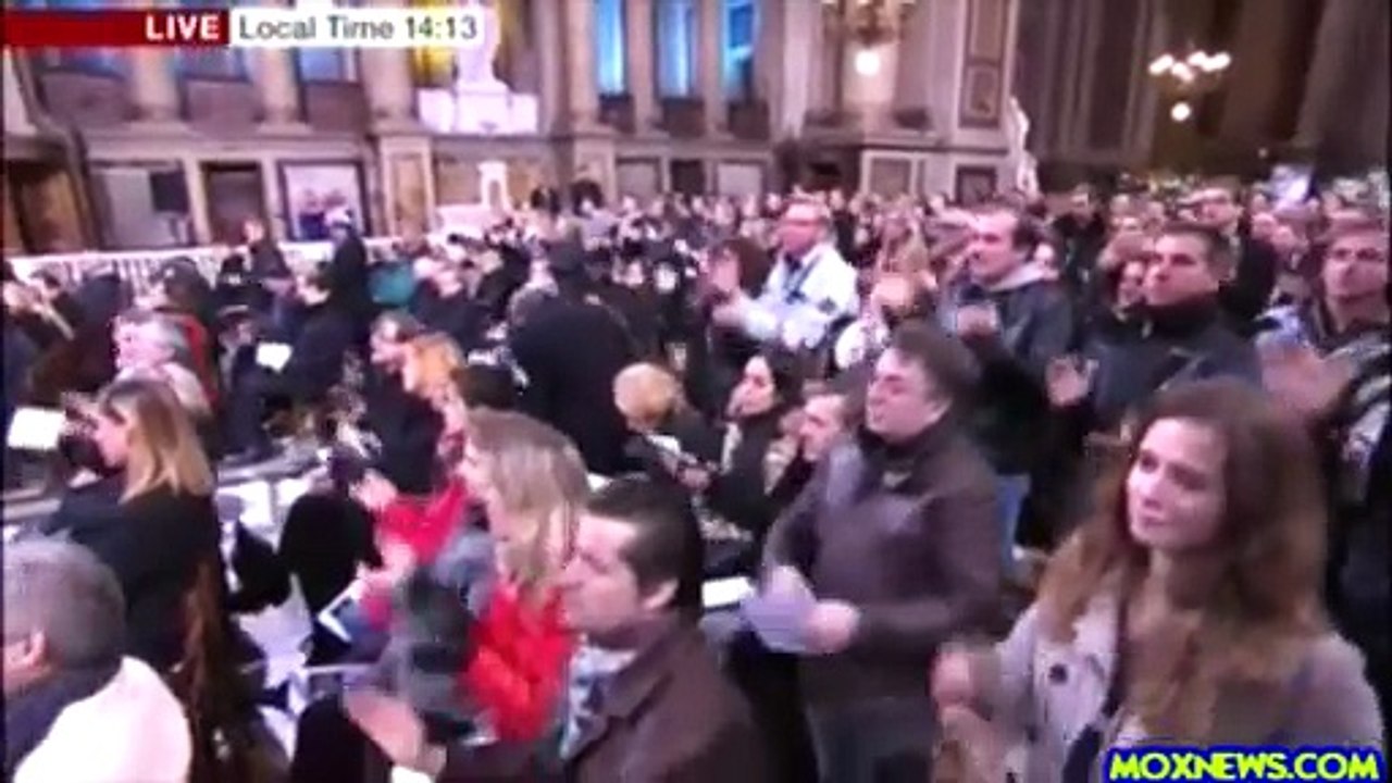 Johnny Hallyday – Obsèques à Paris : Une foule immense rend hommage (TV Anglaise – 18/12/2017)