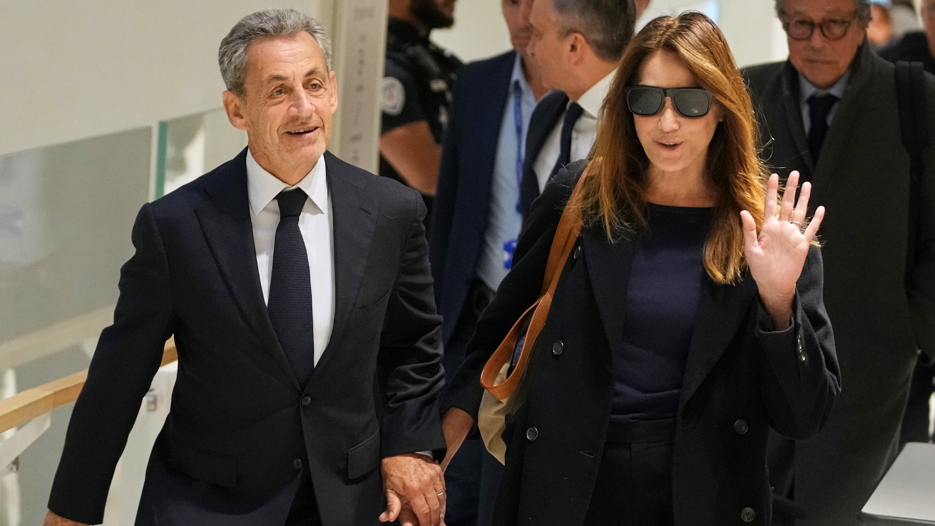 La justicia francesa conden� al ex presidente conservador Nicolas Sarkozy por asociaci�n il�cita en el caso de la financiaci�n ilegal de su campa�a electoral de 2007 por Libia, aunque lo absolvi� del cargo de corrupci�n.