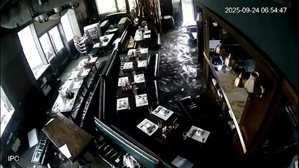 เปิดภาพวงจรปิด นาทีระทึก! น้ำซัดทะลักท่วมร้านอาหาร หลัง ไต้ฝุ่นรากาซา ถล่มฮ่องกง