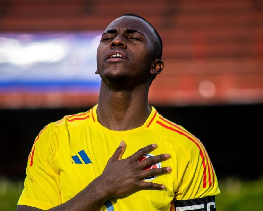 Manchester United agree deal to sign midfielder next year