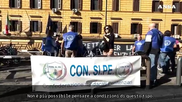 Carceri, la protesta della polizia penitenziaria: Ogni giorno una mattanza