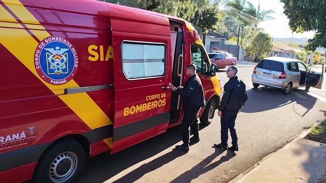 Veículos ficam bem danificados após colisão no Brasília; Duas pessoas são socorristas pelo Siate