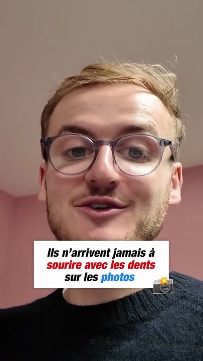 Ils n'arrivent jamais a sourire avec les dents sur les photos 😭😭