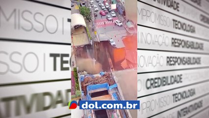 Um enorme sumidouro abriu esta manhã na estrada Samsen, perto do Hospital Vajira em Bangkok