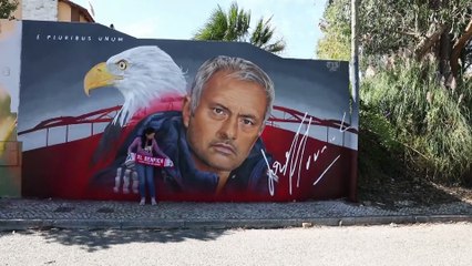 Mourinho ya es un ídolo en Lisboa, le hacen un mural con su cara y el águila del Benfica