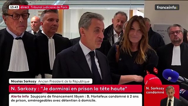 Après la prise de parole de Nicolas Sarkozy, son épouse Carla Bruni a arraché la bonnette du micro d'un journaliste de Médiapart - Regardez