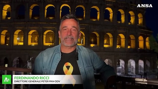 Un nastro dorato illumina il Colosseo per i bimbi malati di cancro