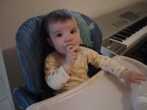 MARIONETTES, GRIMACES... MAIS LAISSE MOI MANGER MAMAN...