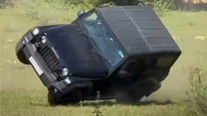 स्टंट के दौरान पलट गई थार, वीडियो वायरल