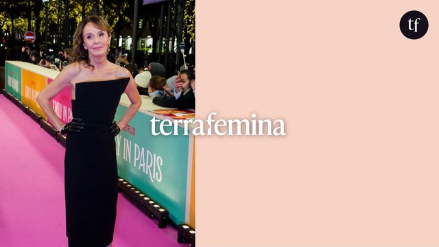 Sublime à 62 ans : cette star de Emily in Paris défie l'âgisme de ceux qui accolent aux femmes une date de péremption et ses fans sont sidérés par son élégance