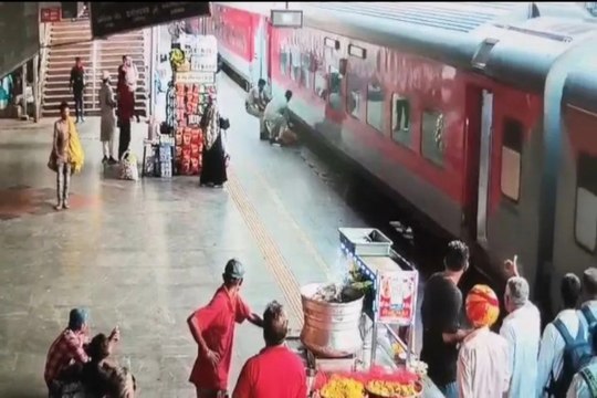 VIDEO: चलती ट्रेन से गिरी महिला यात्री की आरपीएफ व जीआरपी जवानों ने बचाई जान