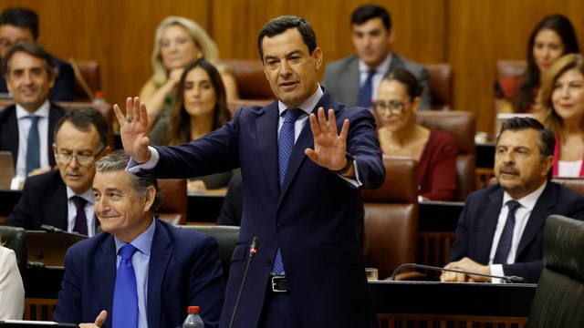 Juanma Moreno reconoce el genocidio en Gaza durante una sesión del Parlamento andaluz