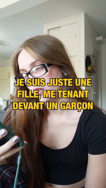 Je suis juste une fille, me tenant devant un gars
