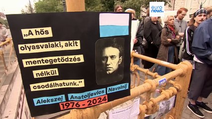 Μνημείο για τον Ναβάλνι στη Βουδαπέστη – Άνθισαν ξανά τα λουλούδια στην Αντράσι