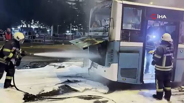 Özel halk otobüsü alev aldı! Polis müdahalesi faciayı önledi