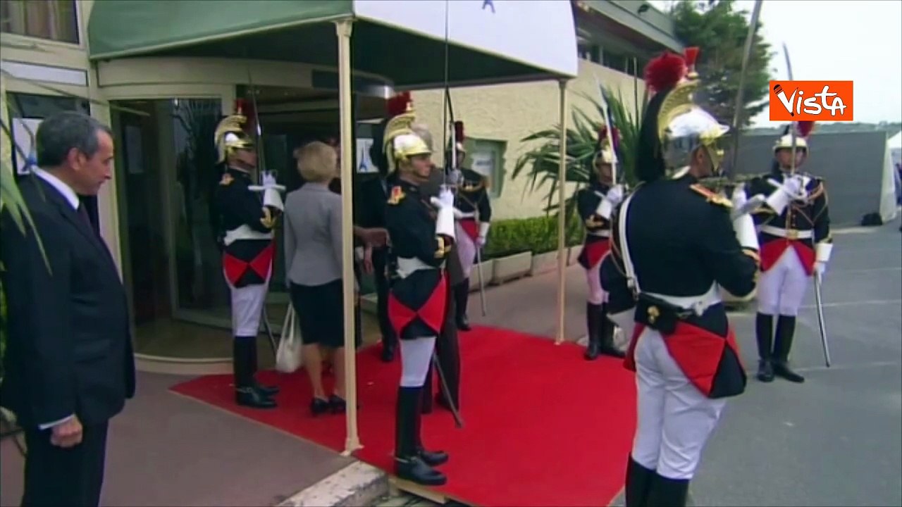 Sarkozy condannato a 5 anni. Eccolo a fianco della moglie Carla Bruni al G8 Francia nel 2011